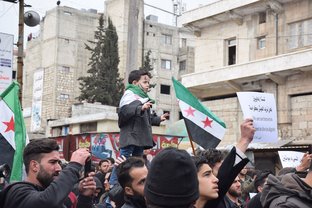 El Bab’da yüzlerce kişi, rejim ve Rusya’yı protesto etti
