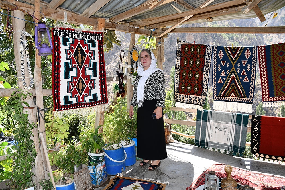 El emeği göz nuru ürünleri ağaca asarak satıyor