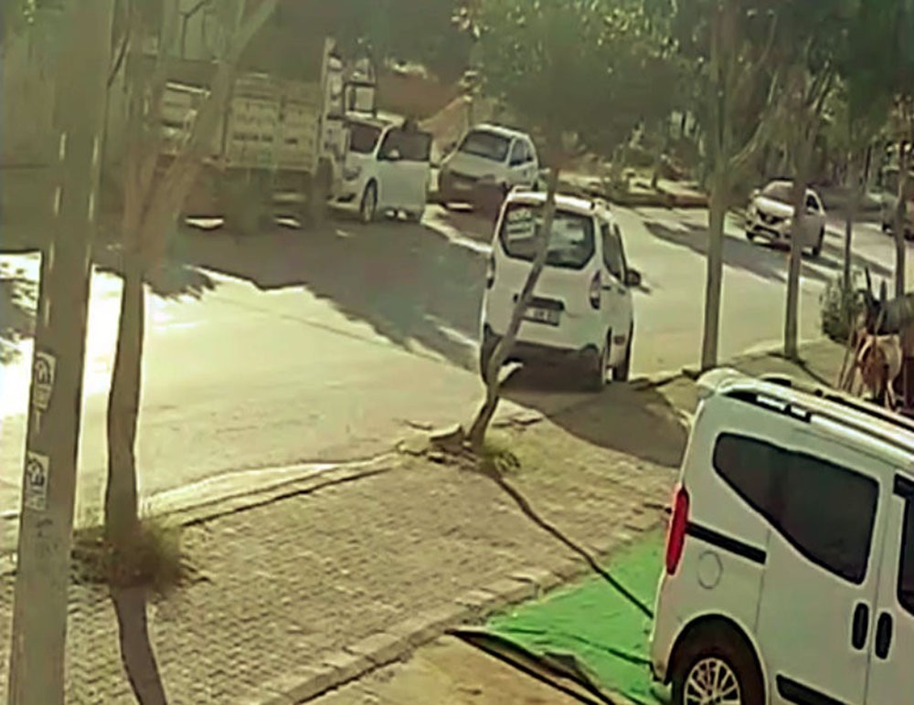 El freni çekilmeyen araç trafiği birbirine kattı