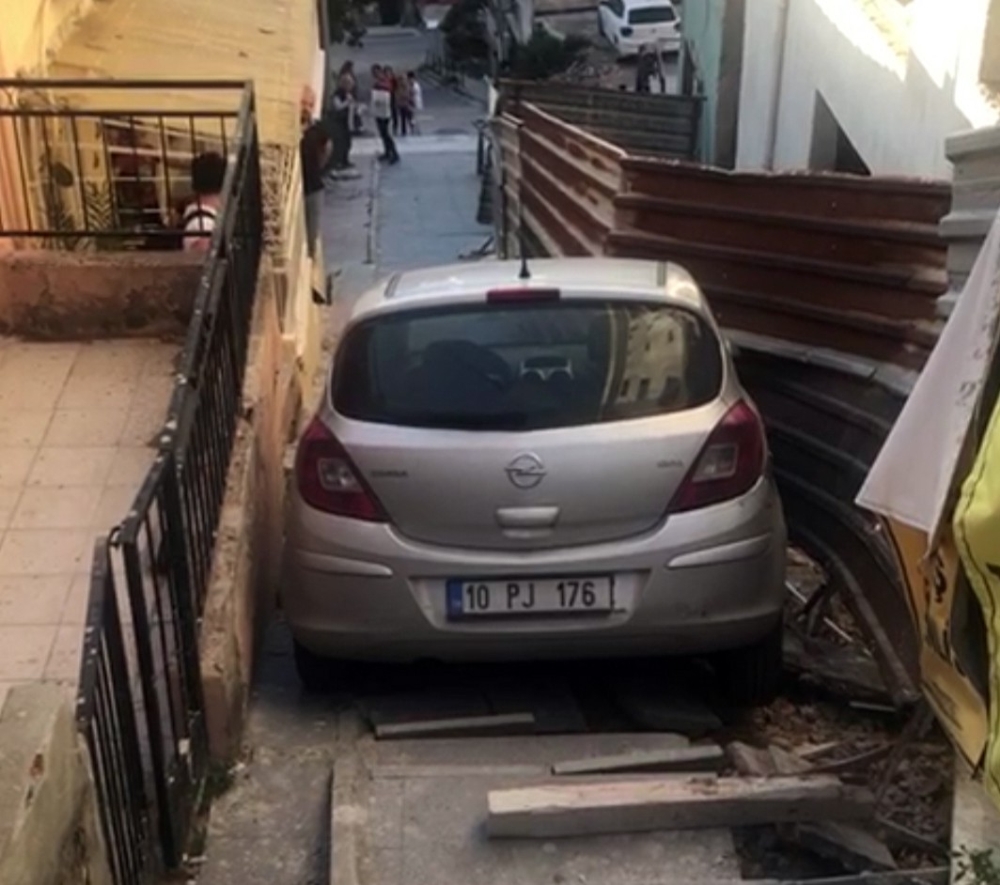 El freni çekilmeyen otomobil merdivenlere uçtu, faciadan dönüldü