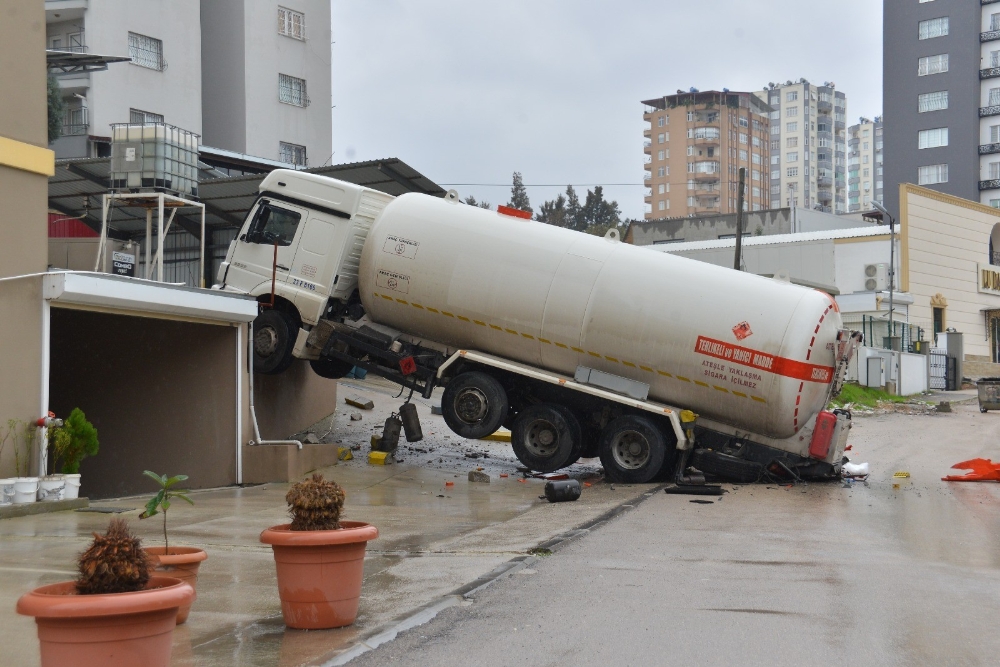 El Freni Çekilmeyen Tanker Askıda Kaldı