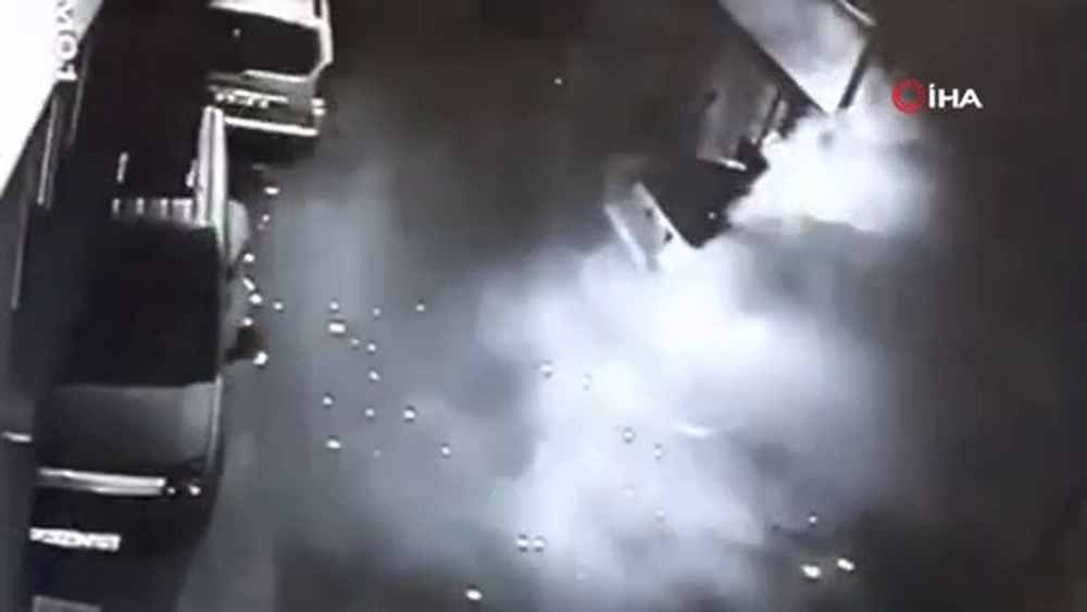El yapımı patlayıcı ile saldırı anları kamerada