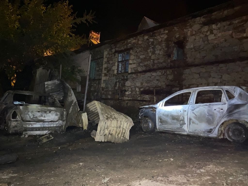 Elazığ’da 2 araç küle döndü, 1 ev kullanılamaz hale geldi