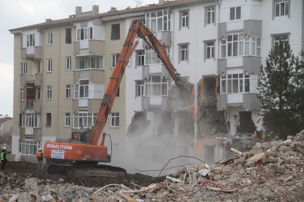 Elazığ’da ağır hasarlı bin 159 yapı yıkıldı