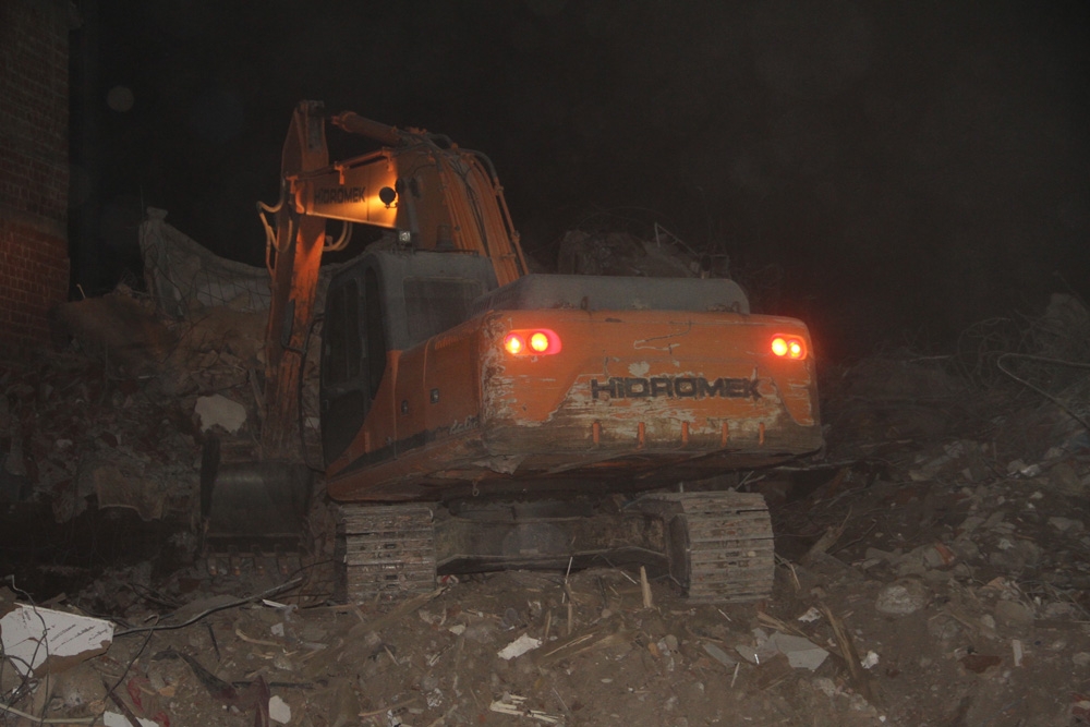 Elazığ’da ağır hasarlı binaların yıkımı geceleri de devam ediyor