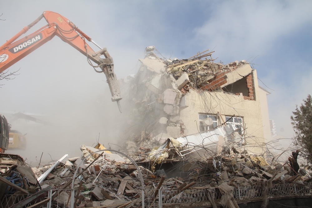 Elazığ’da ağır hasarlı yapıların yıkımı sürüyor