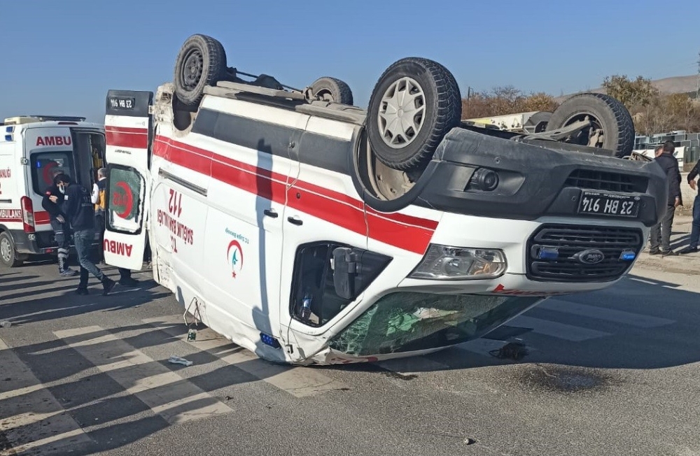 Elazığ’da bir araçla çarpışan ambulans takla attı