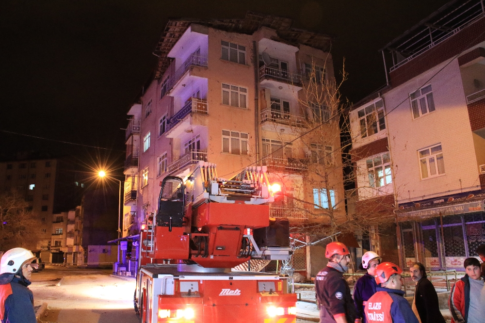 Elazığ’da çatısında çökme yaşanan bina tahliye edildi
