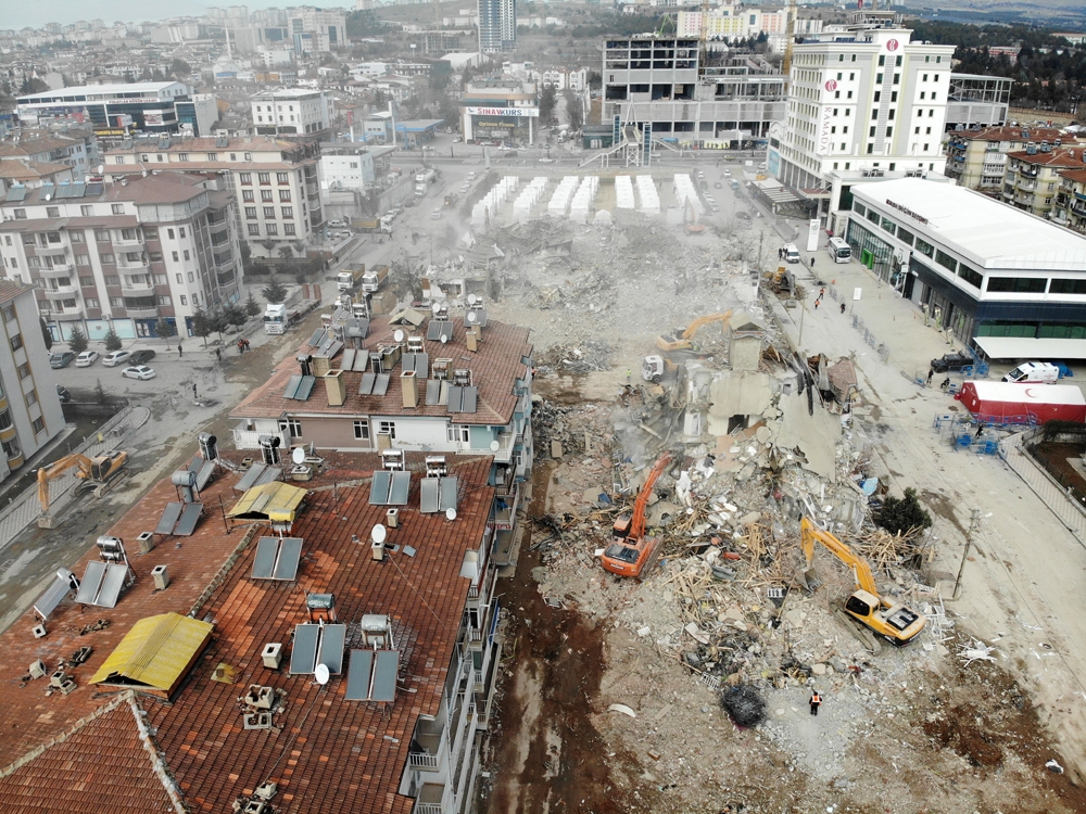 Elazığ’da depremde hasar gören bina çöktü