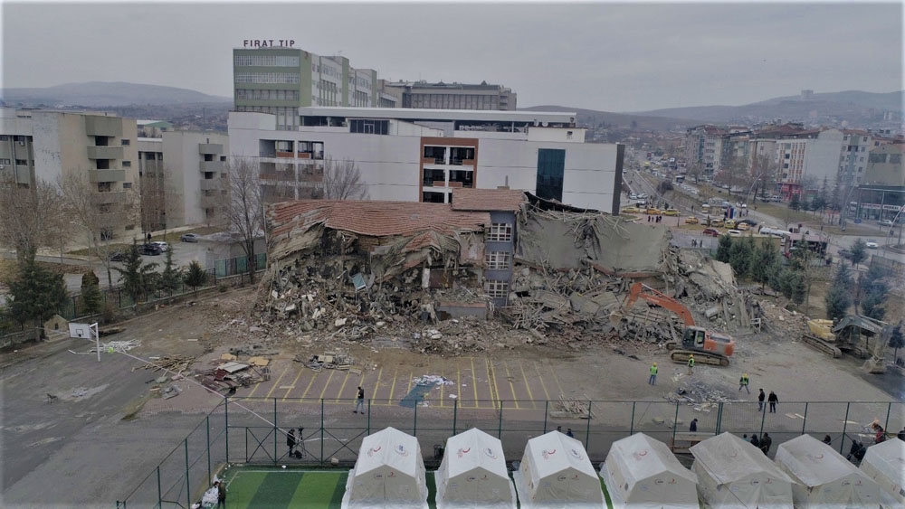 Elazığ’da depremde hasar gören okullar yıkılmaya başladı