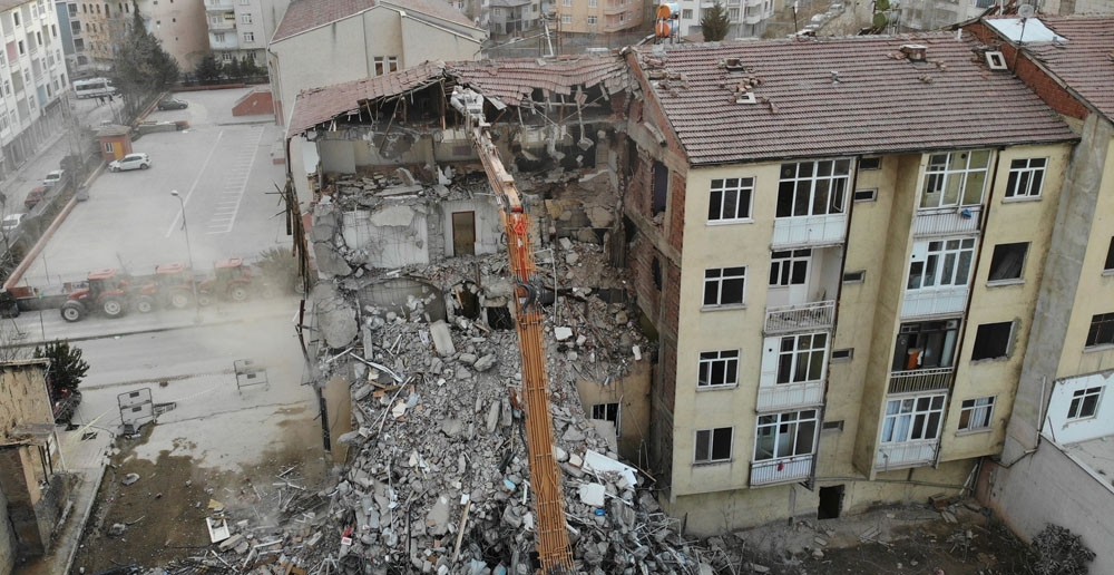 Elazığ’da depremin ardından ağır hasar alan bin 159 yapı yıkıldı