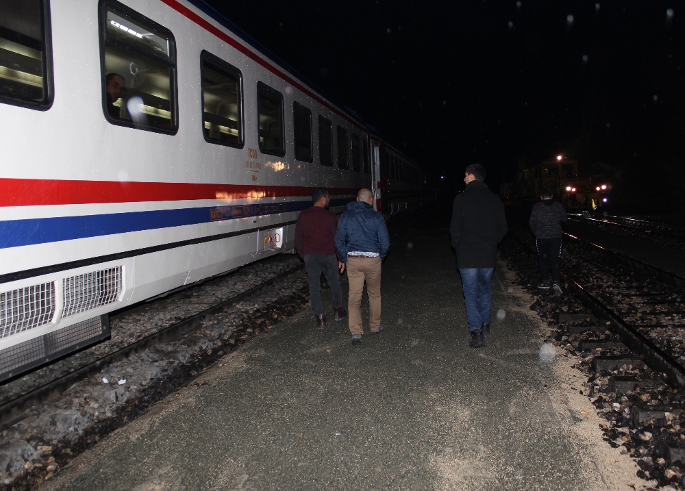 Elazığda Duran 104 Yolculu Tren 10 Saat Sonra Hareket Etti