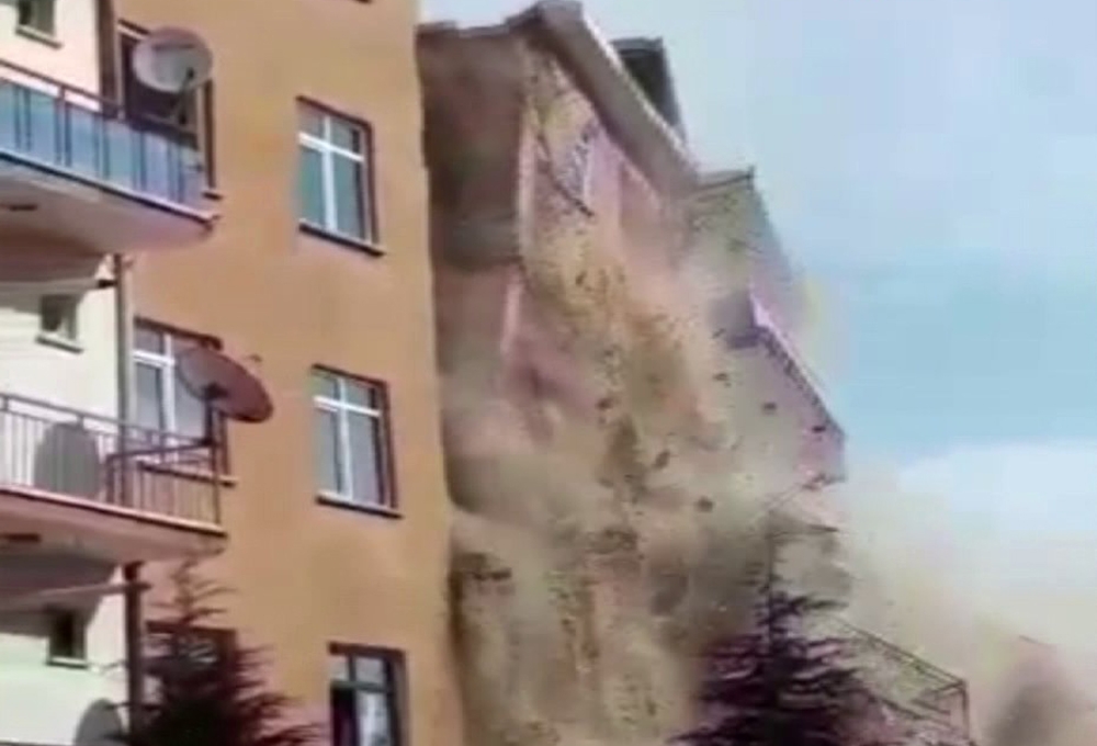 Elazığ’da hasarlı bina böyle yıkıldı