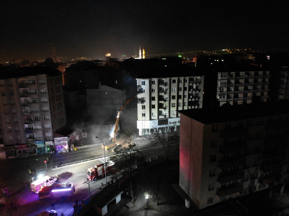 Elazığ’da hasarlı binada yıkım çalışmaları başladı