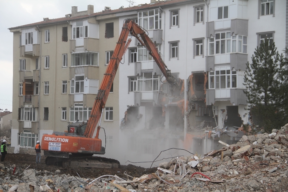 Elazığ’da hasarlı binaların yıkımı için ihale