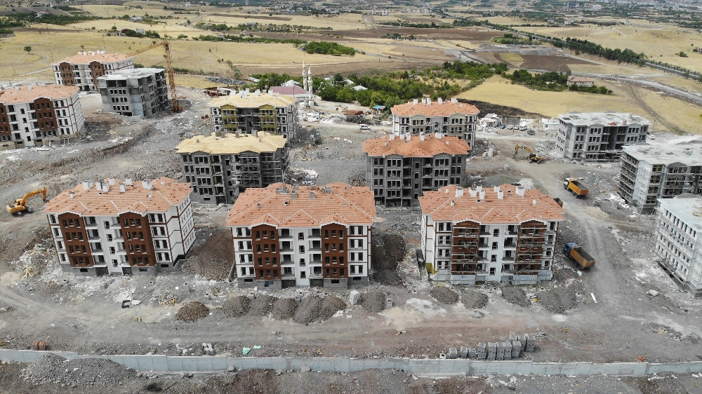 Elazığ’da hem yıkımlar hem de yapımlar hızla sürüyor