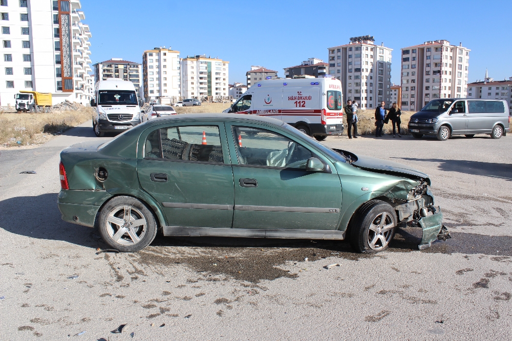 Elazığda İki Otomobil Çapıştı: 12 Yaralı