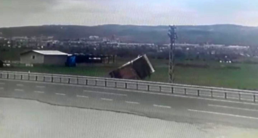 Elazığ’da kamyon devrildi, o anlar kameraya yansıdı