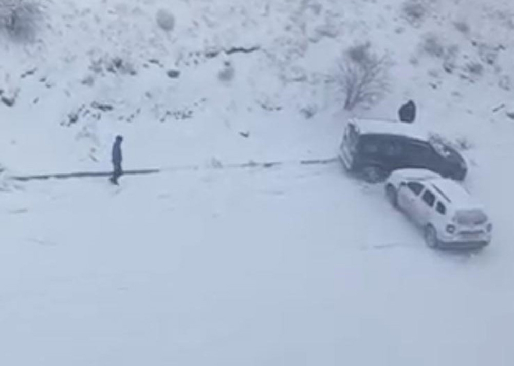 Elazığ’da karlı yolda otomobil böyle kaydı
