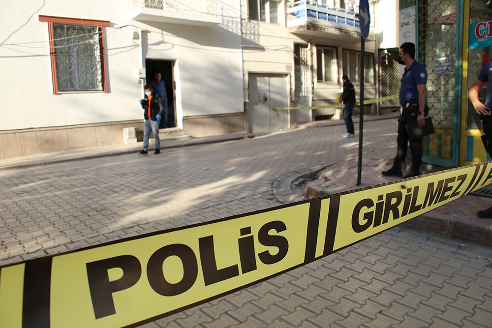 Elazığ’da magandalar sokakta silahla ateş açtı, kurşunlar 2 araca isabet etti