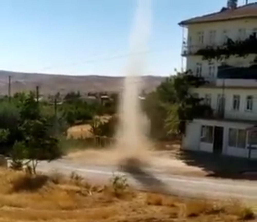 Elazığ’da meydana gelen hortum kamerada