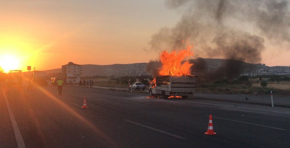 Elazığ’da seyir halindeki pikap alev alev yandı