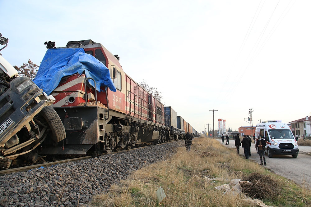 Elazığ’da tren, çarptığı tırı 100 metre sürükledi: 5 yaralı
