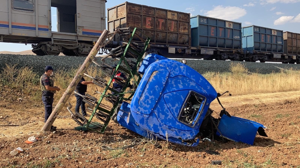 Elazığ’da tren kazası, traktör ikiye bölündü