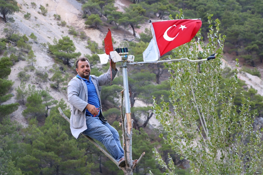 Elektriği doğadan kendisi üretti, Türk bayraklarını aydınlatmayı başardı