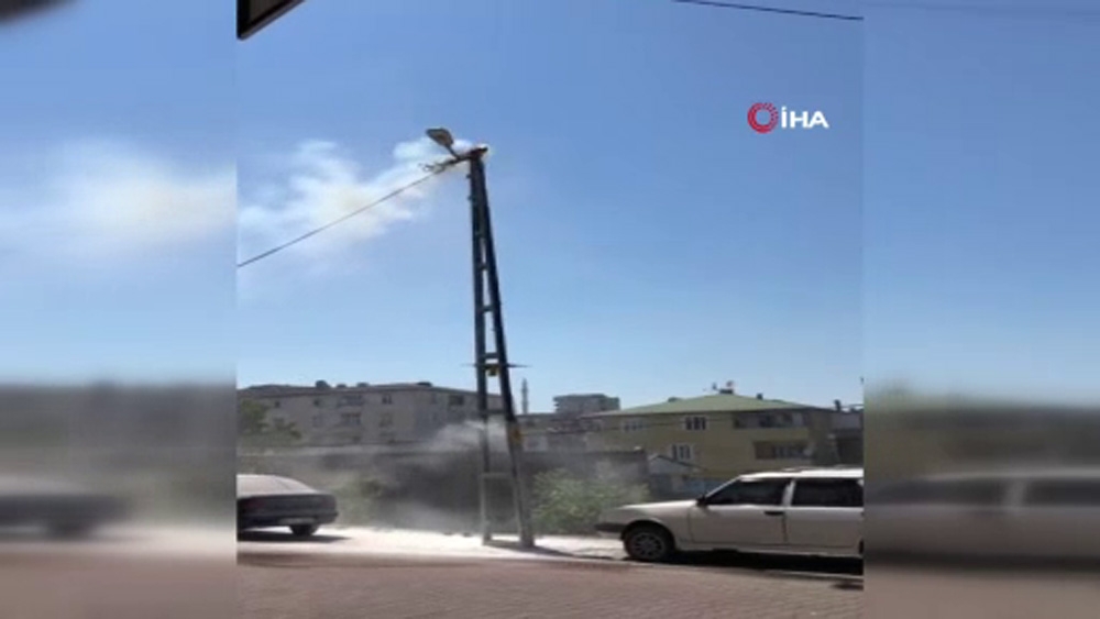 Elektrik direği havai fişek gibi patladı