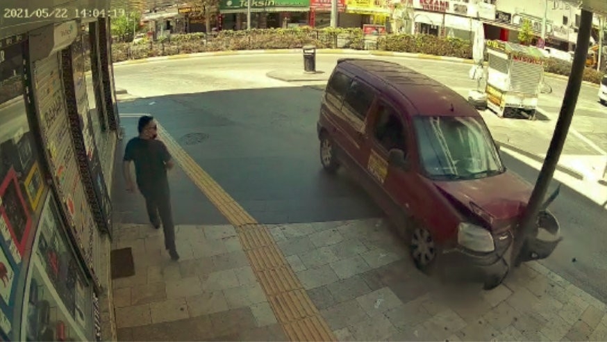 Elektrik direğine çarpıp hurdaya dönen araç sürücünün soğukkanlılığı pes dedirtti
