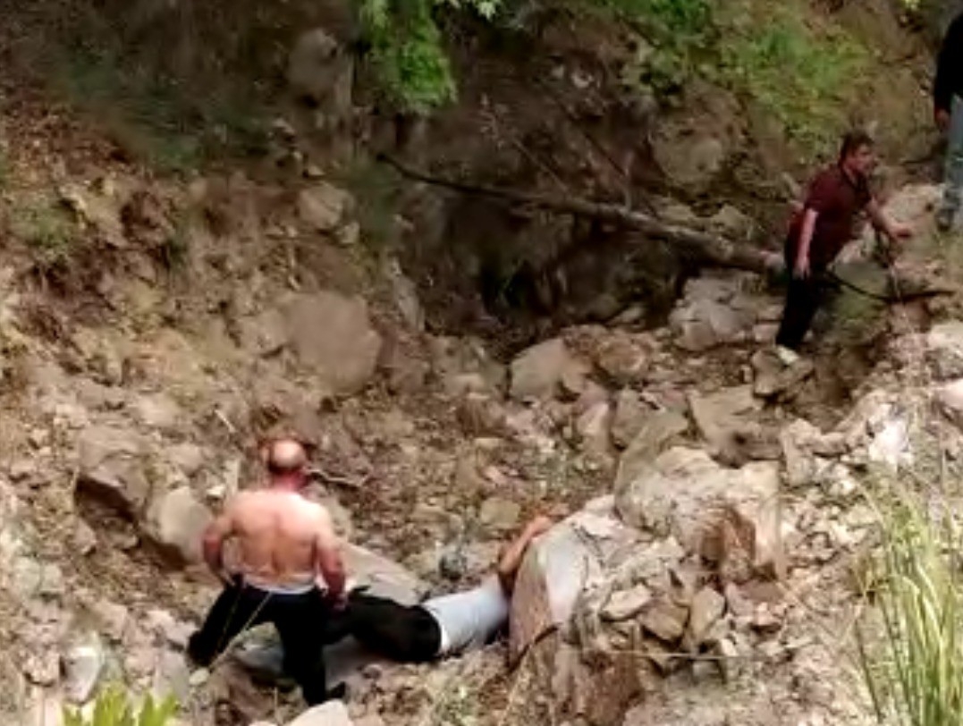 Elektrik direklerini sayarken uçurumdan düştü