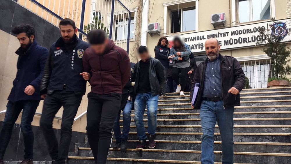 Elinde bastonla yaşlı rolü yaptı, çalıştığı evden 11 kilo altın ve para çaldı