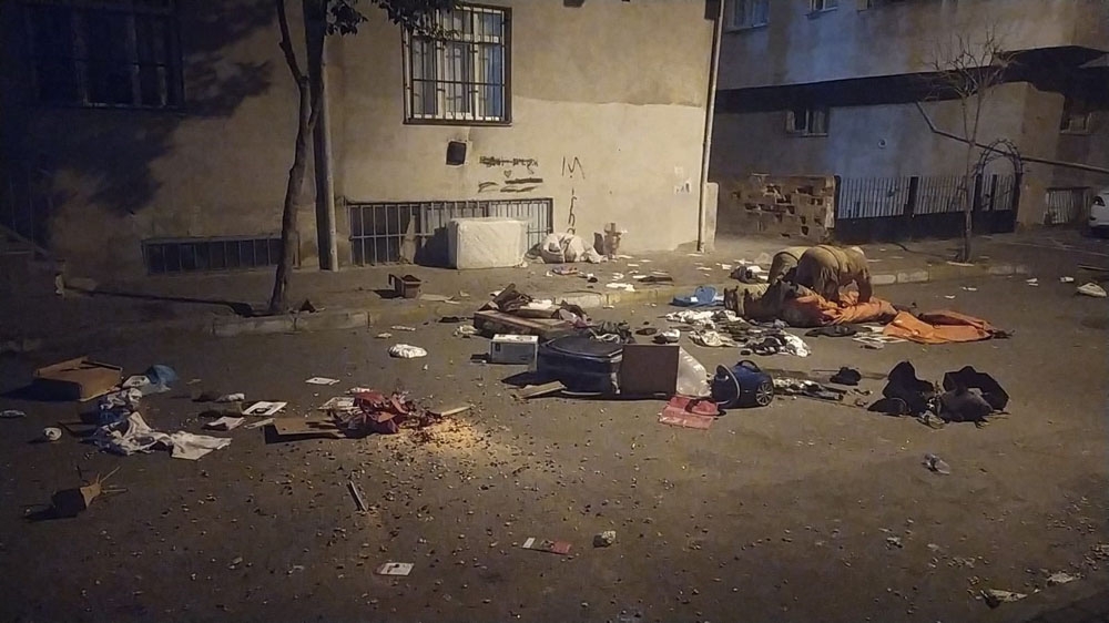 Eline balta alıp ortalığı ayağa kaldırdı