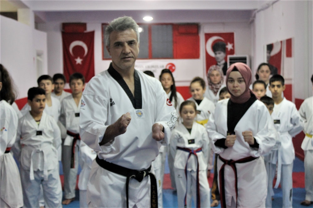 Elleri Olmadan 2 Kez Dünya Şampiyonu Oldu, Şimdi Şampiyonlar Yetiştiriyor