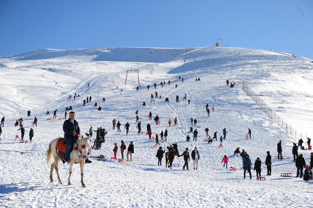Elmadağ’daki kayak merkezi doldu taştı
