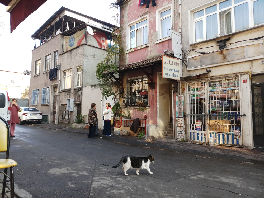 Emekli Başkomiser Silahıyla Kızını Vurdu