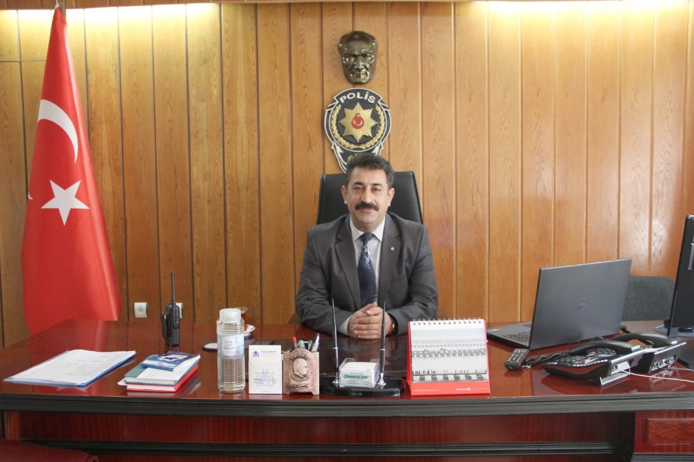 Emekli emniyet müdürü evinde ölü bulundu