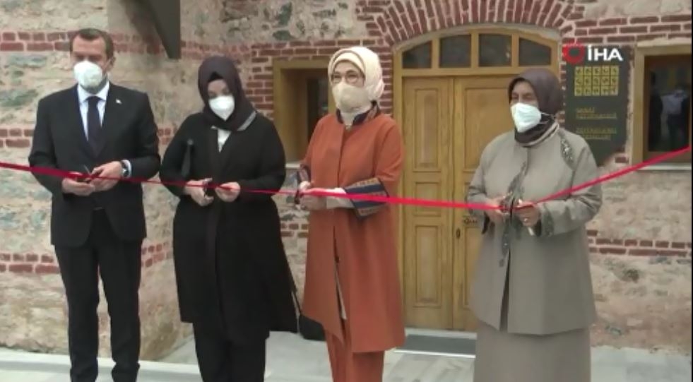 Emine Erdoğan, Kitaplar ve Kağıtlar Sergisi’nin açılışını gerçekleştirdi