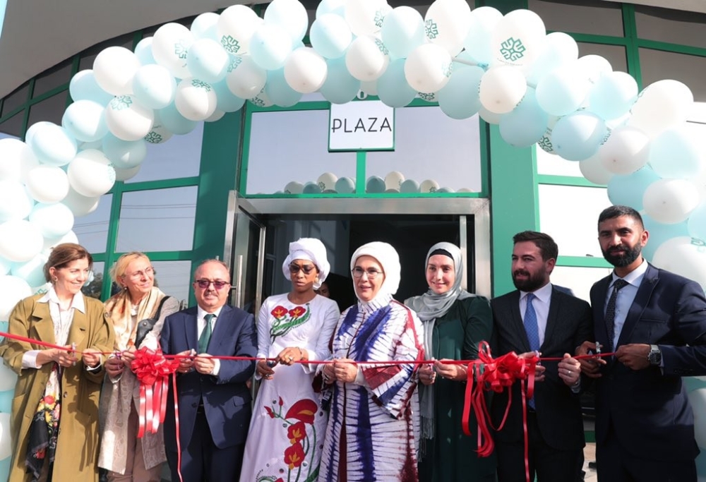 Emine Erdoğan’dan Gambiya’da Türk okuluna ziyaret