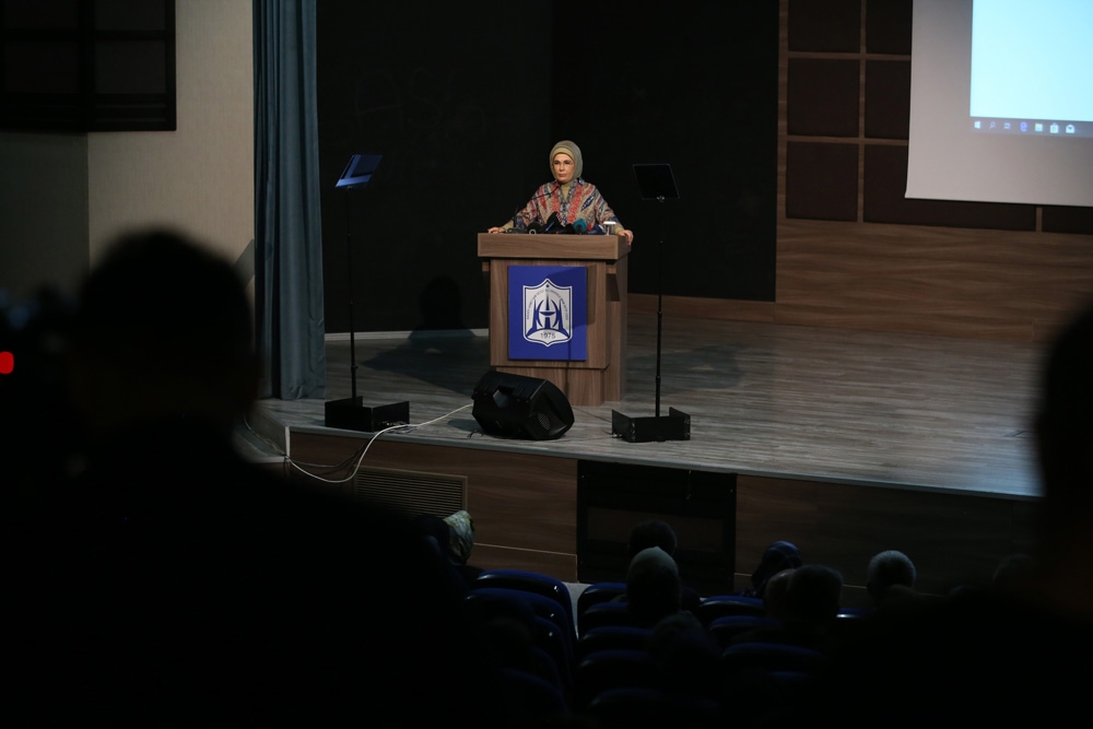 Emine Erdoğanın Annesinin Eğitime Bakış Açısı İle Anlattığı Anı Duygulandırdı