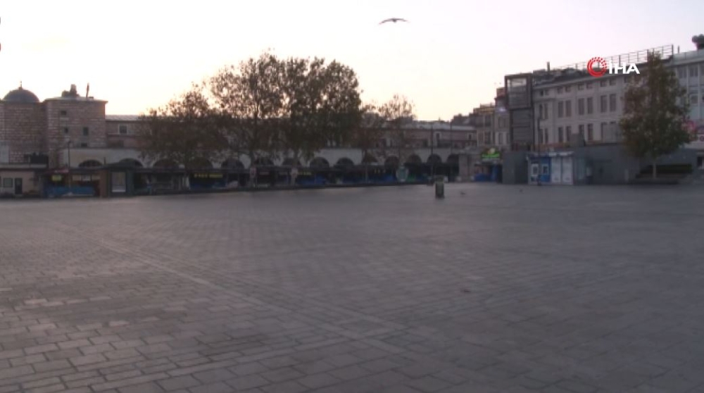 Eminönü Meydanı kuşlara kaldı