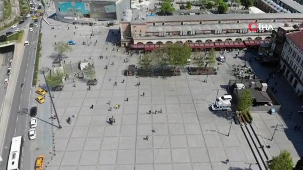 Eminönü Meydanı’nda alışveriş yoğunluğu yaşandı