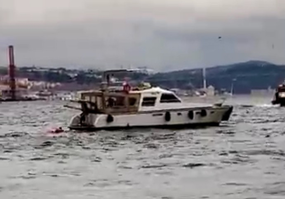 Eminönü’nde denize atlayan şahıs kurtarıldı