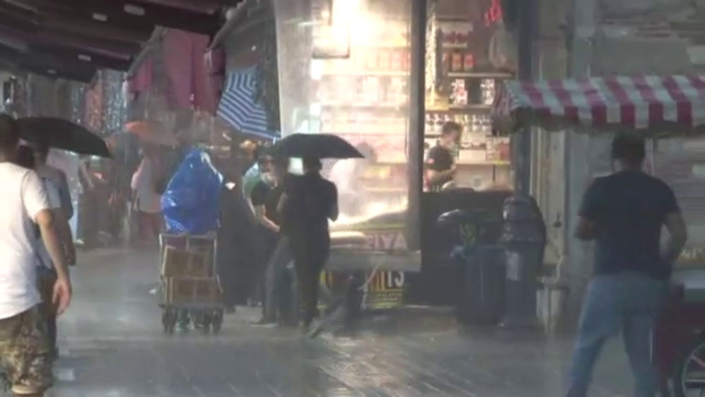 Eminönü’nde dükkanları su bastı