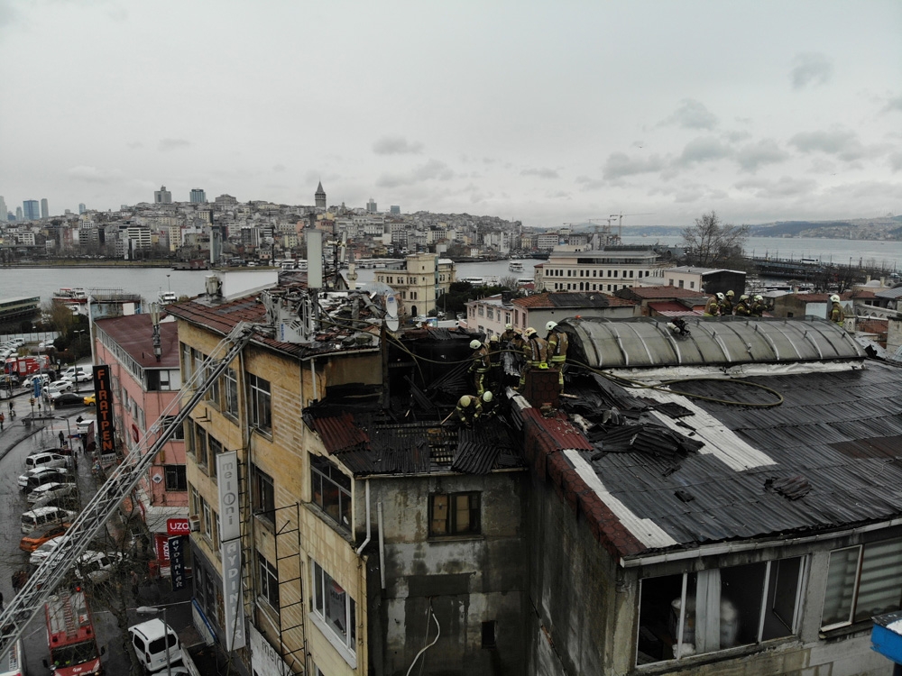 Eminönü’nde ısınmak için kullanılan elektrikli soba yangın çıkardı