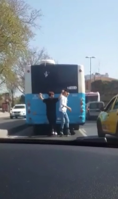 Eminönü’nde patenli çocukların tehlikeli yolculuğu kamerada