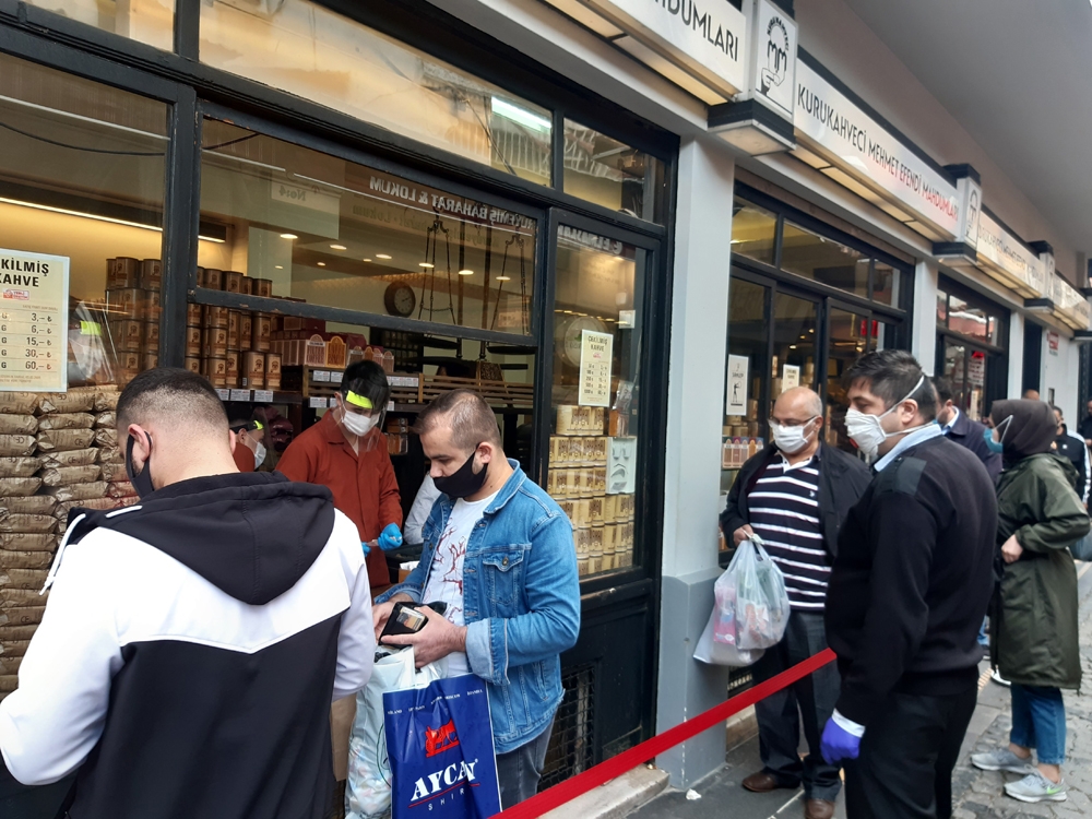 Eminönü’nde sosyal mesafesiz bayram alışverişi