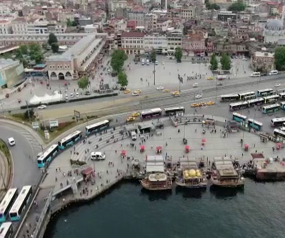 Eminönü’nde tehlikeli kalabalık