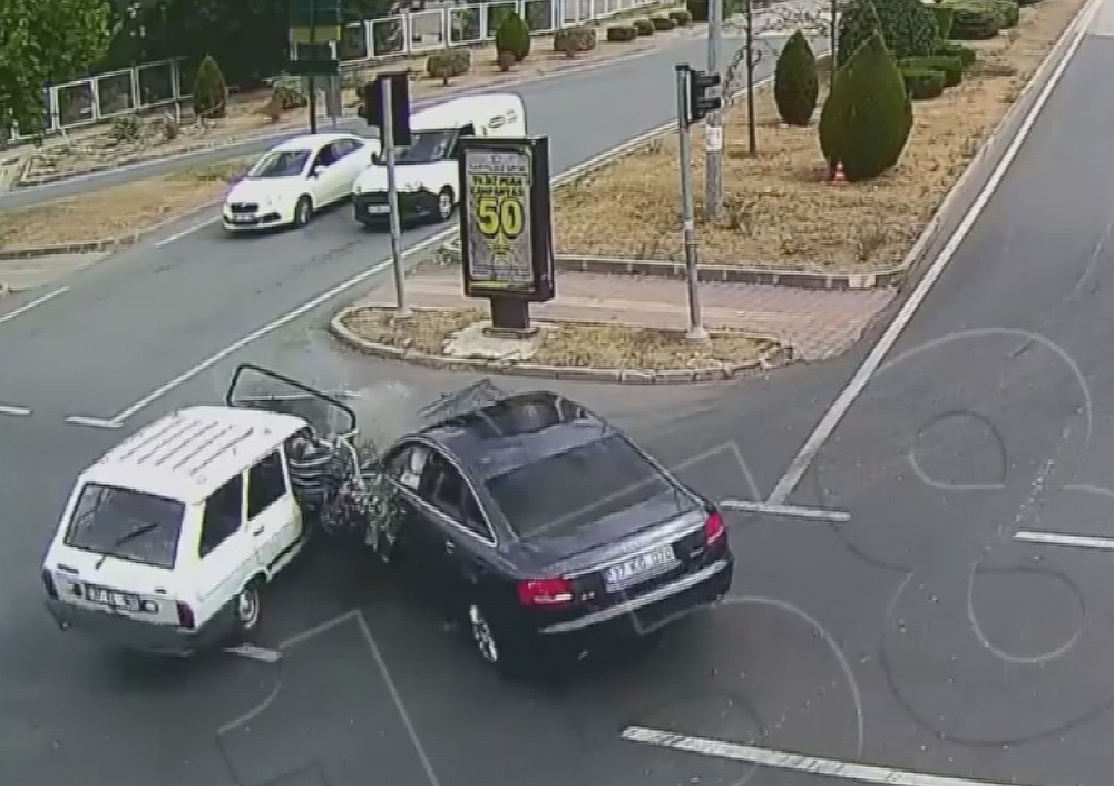 Emniyet kemeri takmayın kadın, otomobilden böyle fırladı